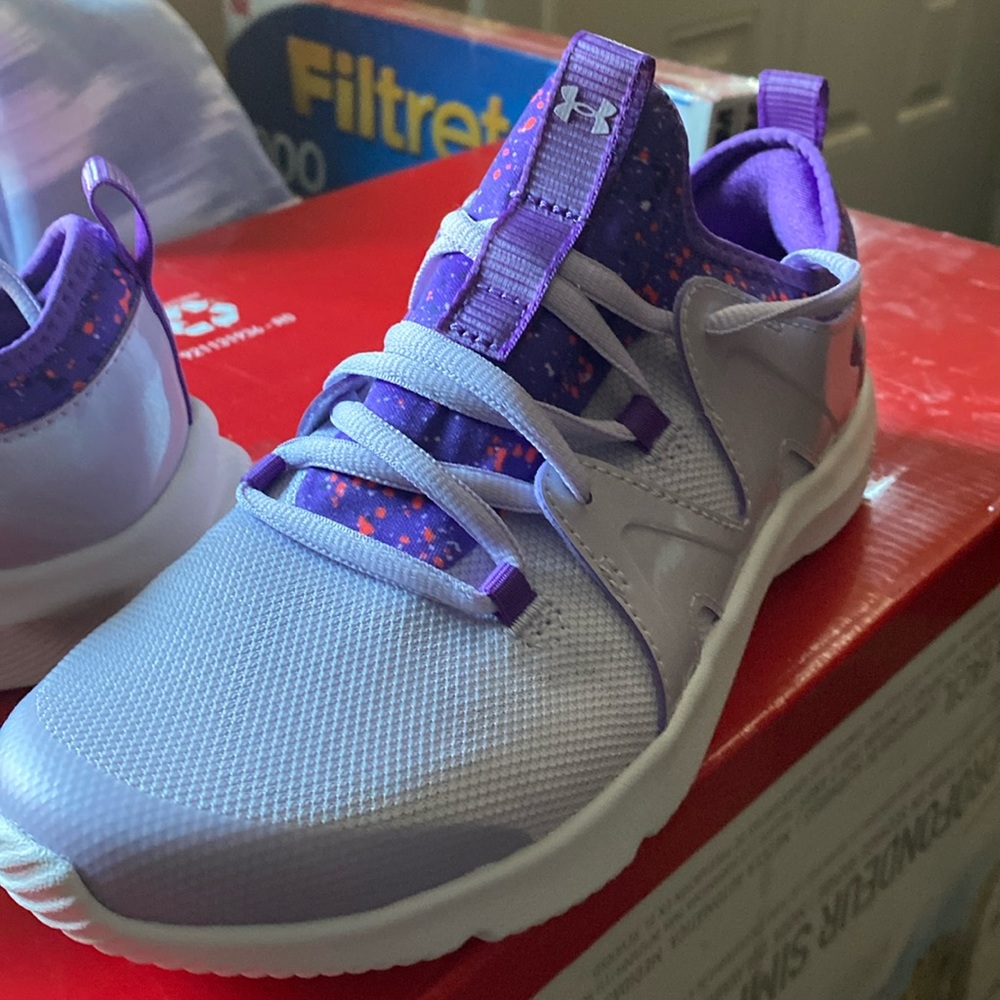 Girls Under Armour Infinity Shoes, Never Worn. Size 4Y, Light Lavender